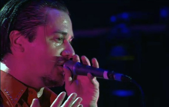 Mike Patton subió al escenario vestido totalmente de rojo Mike Patton subió al escenario vestido totalmente de rojo