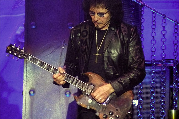 http://rocknvivo.com/wp-content/uploads/2010/04/tony-iommy3.jpg