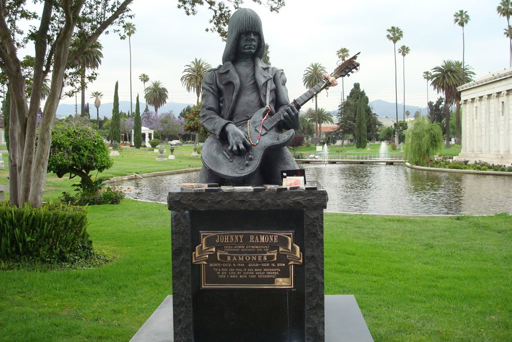 https://rocknvivo.com/wp-content/uploads/2017/08/estatua-johnny-ramone-chris-cornell.jpg